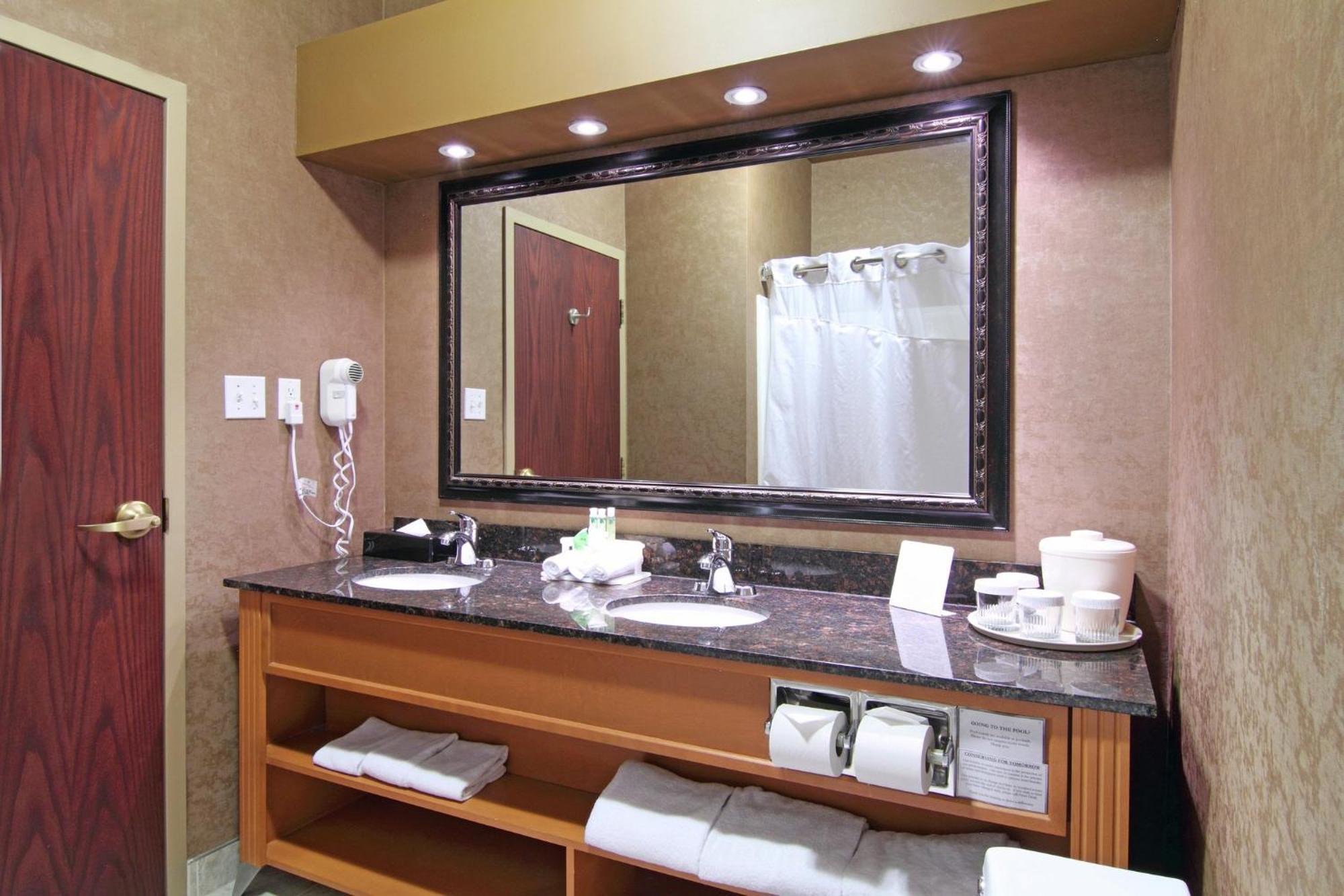 Holiday Inn Express Calgary South By Ihg Exteriör bild